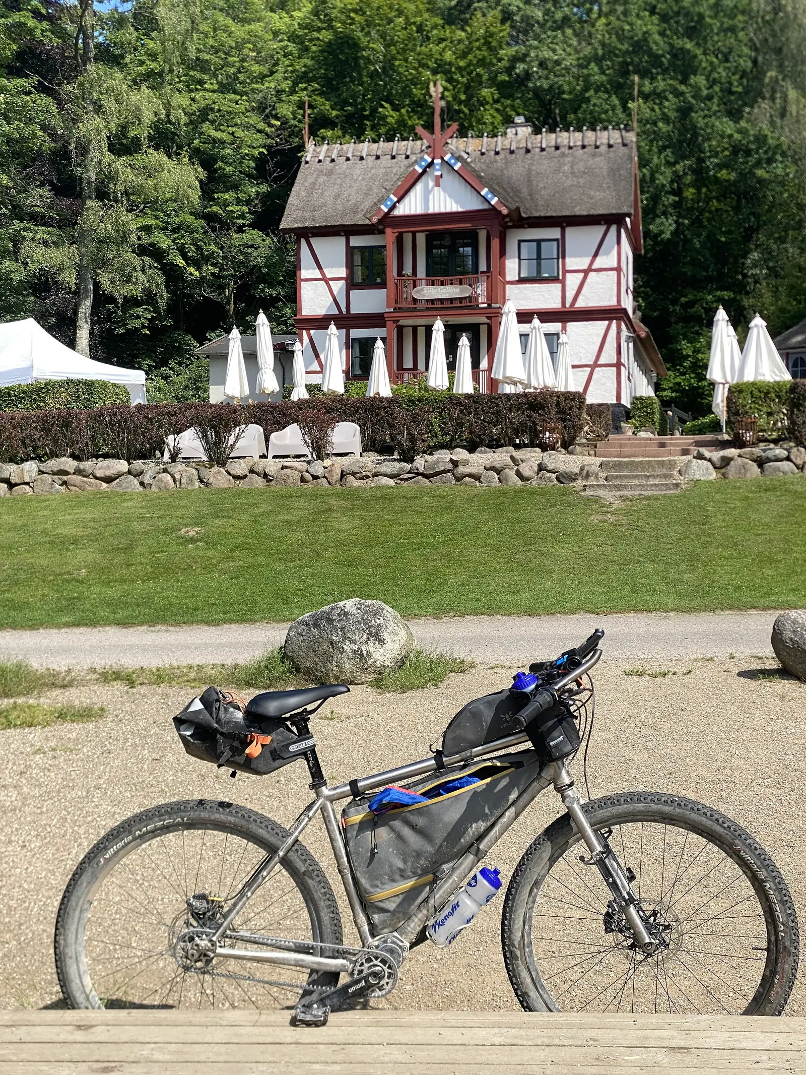A bike with a lovely house in the background